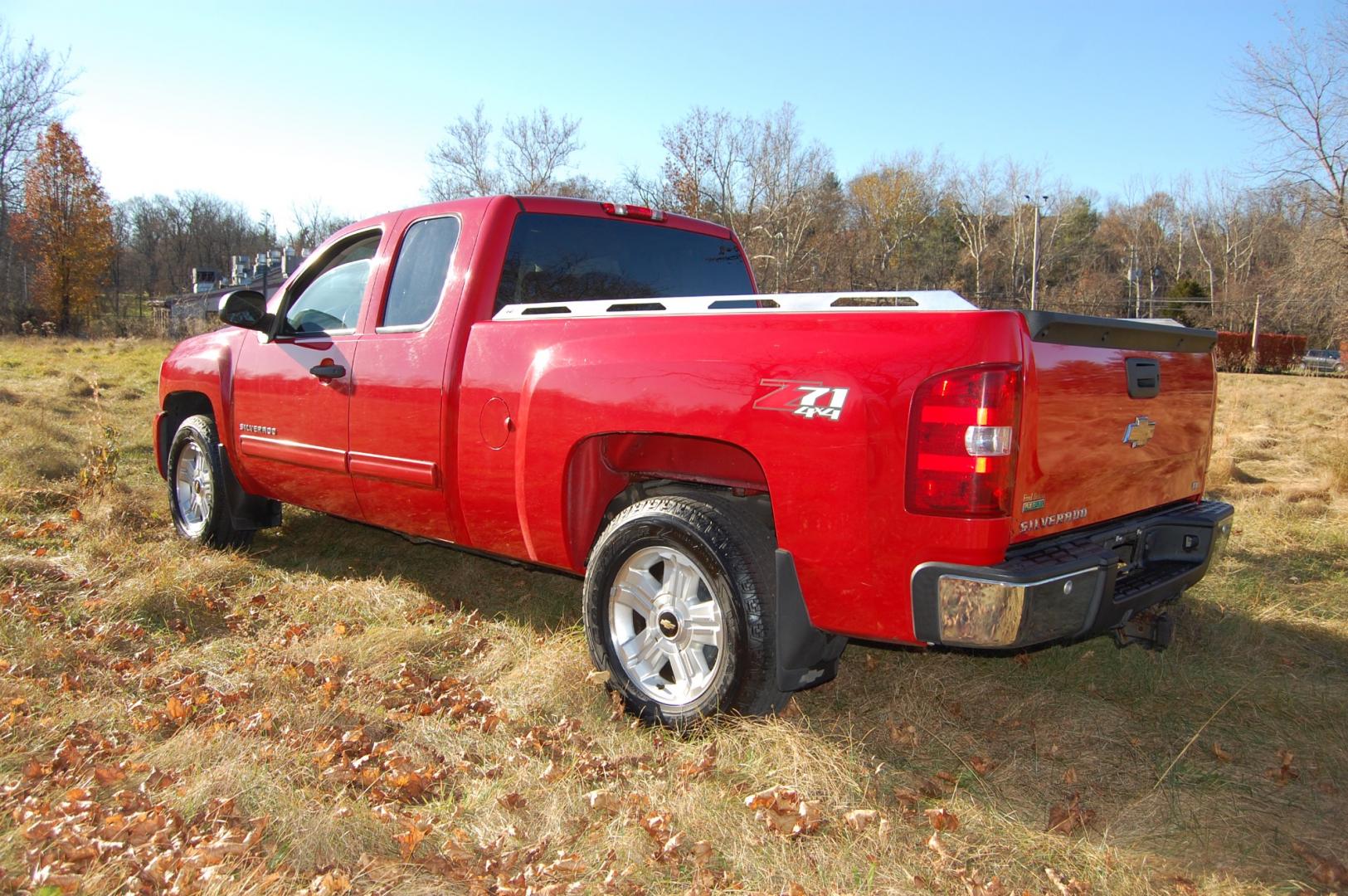 2010 RED /Black Cloth Chevrolet Silverado 1500 LT1 (1GCSKSE3XAZ) with an 5.3L V8 OHV 16V FFV engine, Automatic transmission transmission, located at 6528 Lower York Road, New Hope, PA, 18938, (215) 862-9555, 40.358707, -74.977882 - Here for sale is a very nice 2010 Chevrolet Silverado 1500 extended cab with a Z71 package. Under the hood is a strong running 5.3 liter V8 which puts power to 2 or 4 wheels via a smooth shifting automatic transmission. Features include; Black cloth interior, keyless entry, 2 remotes, 3 keys, cru - Photo#3